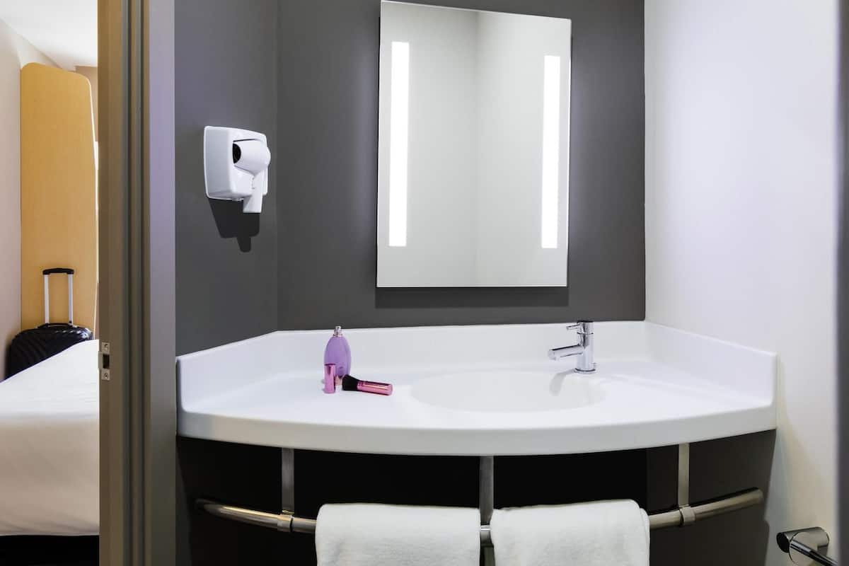 Double Room, 1 Double Bed | In-room safe, desk, soundproofing, iron/ironing board