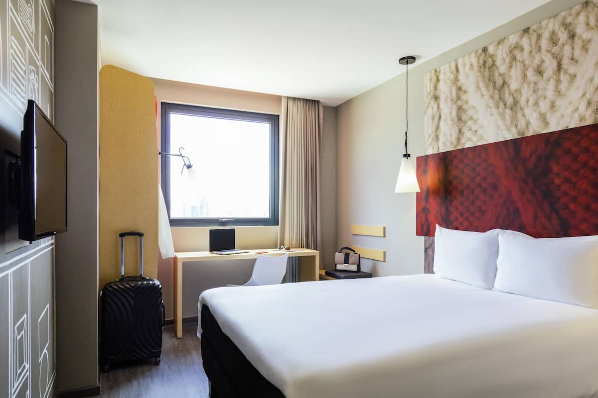 Double Room, 1 Double Bed | In-room safe, desk, soundproofing, iron/ironing board