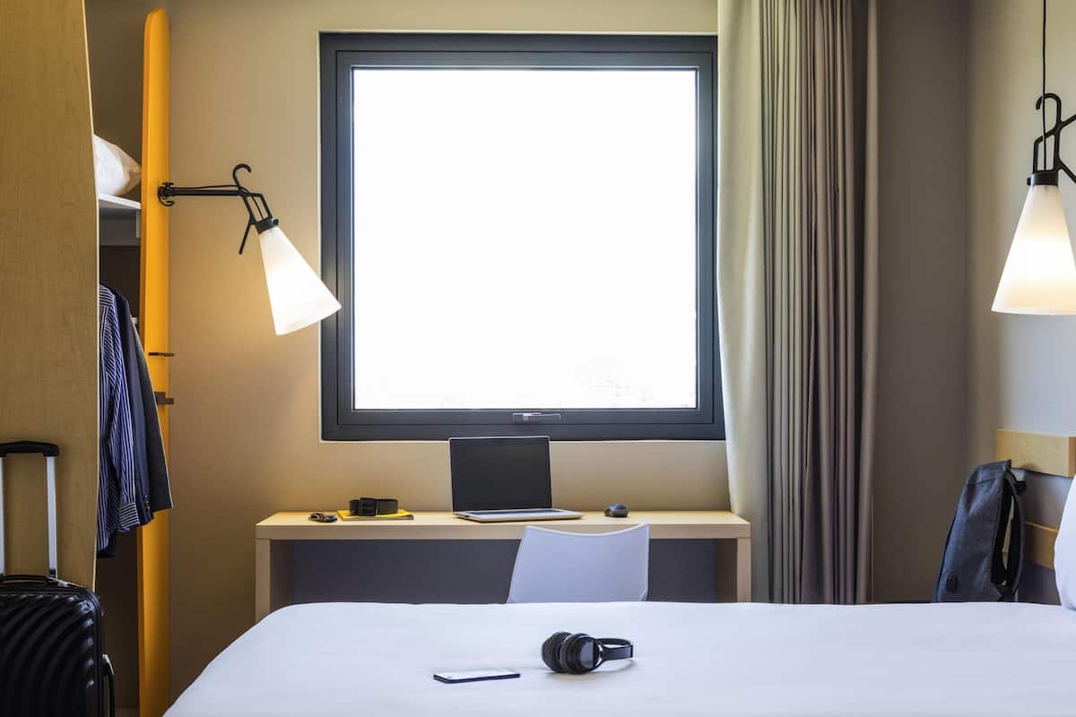 Caja de seguridad en la habitación y escritorio