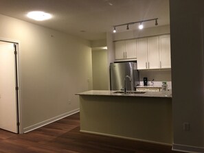 Deluxe Apartment | Private kitchen | Full-size fridge, microwave, oven, stovetop - Royal Suites Mississauga (Mississauga)