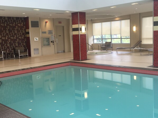 Indoor pool - Royal Suites Mississauga (Mississauga)