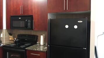 Full-sized fridge, microwave, oven, stovetop