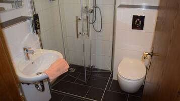 Basic-Doppelzimmer, eigenes Bad | Badezimmer