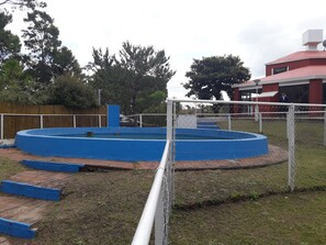 2 kolam renang terbuka 