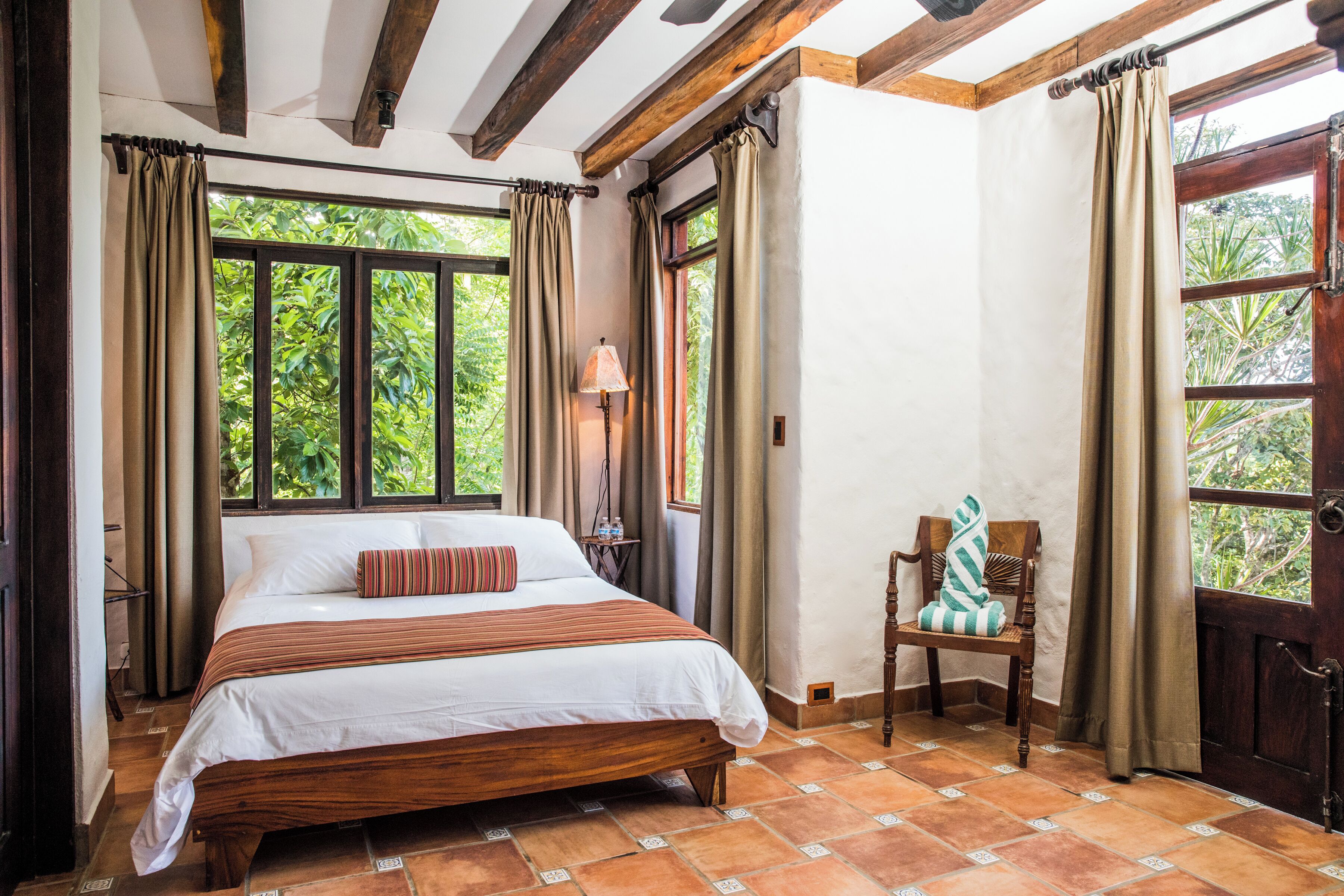 Surmatelas, Wi-Fi gratuit, draps fournis