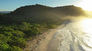 En la playa, arena blanca