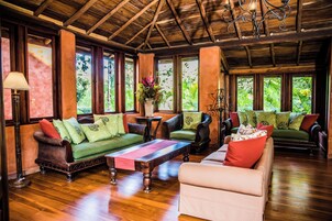 Casa familiar, varias camas, vistas parciales al mar | Zona de estar