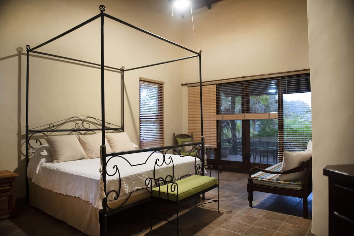 Colchones con pillow-top, cortinas blackout, wifi gratis y ropa de cama