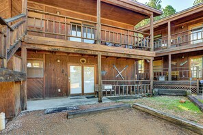 Un bâtiment en bois à deux étages, doté d’un balcon, d’une enseigne d’accueil et d’un panneau indiquant une salle réservée.
