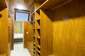 4 quartos, ferros/tábuas de passar roupa, Wi-Fi, roupa de cama