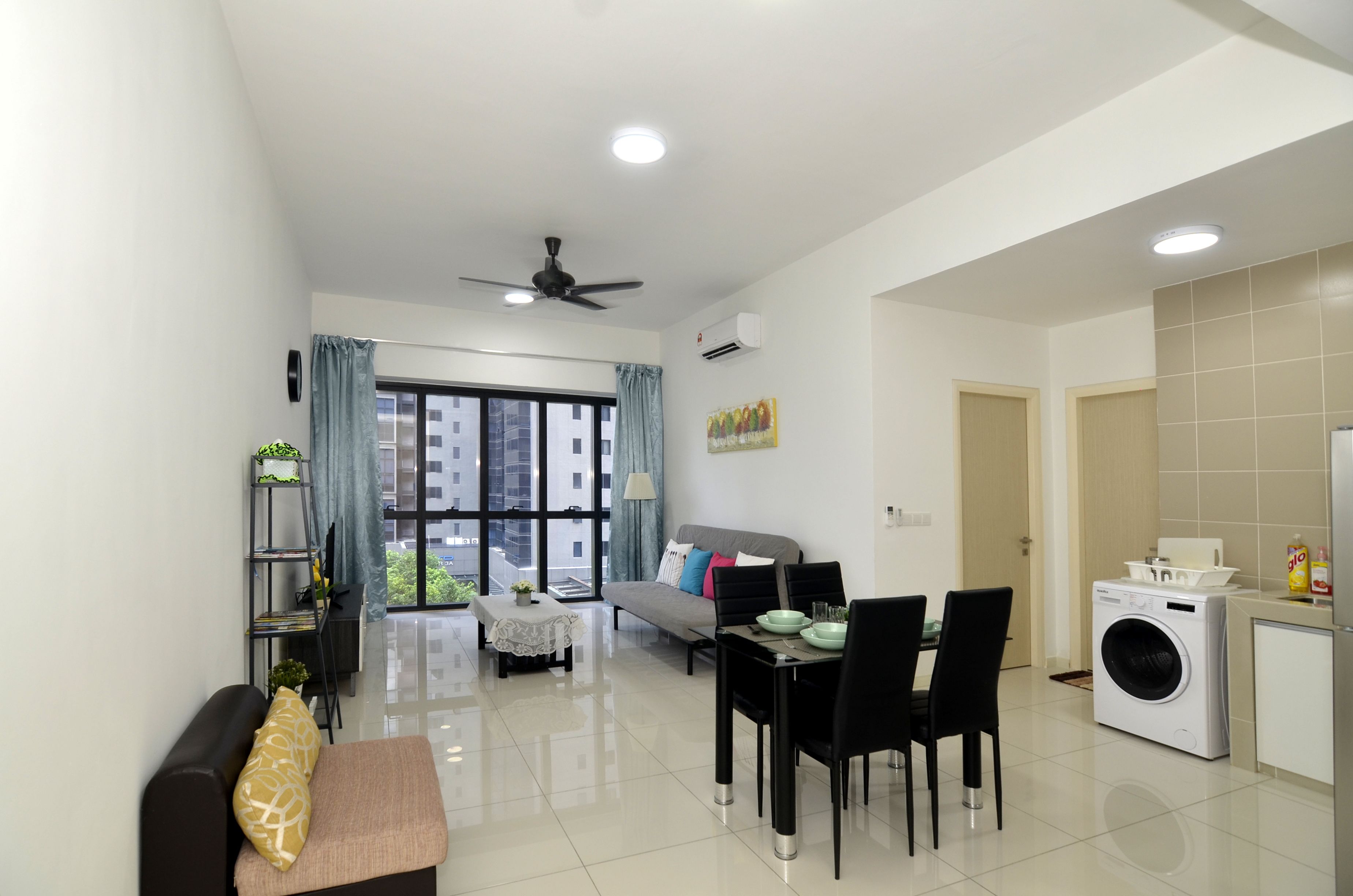 Apartamento, 2 habitaciones | Zona de estar | Smart TV de 42 pulgadas con canales digitales, una televisión