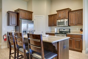Geladeira, micro-ondas, cooktop, lava-louças