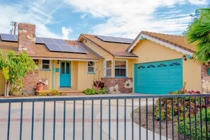 Exterior - Amazing Pool House Walk to Disneyland and Convention Center (Anaheim)