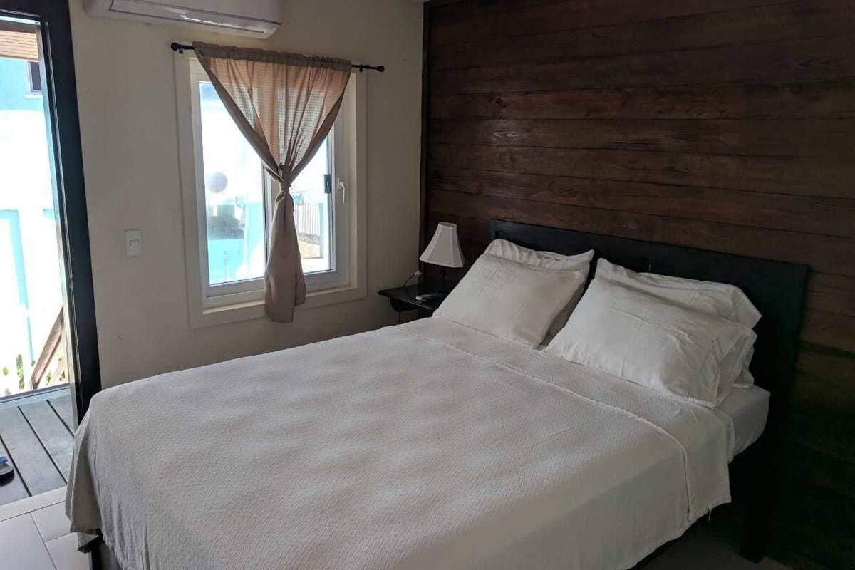 Egyptian cotton sheets, premium bedding, iron/ironing board (on request)
