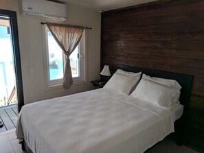 Egyptian cotton sheets, premium bedding, iron/ironing board, free WiFi - The Real Kings Resort (Roatan)