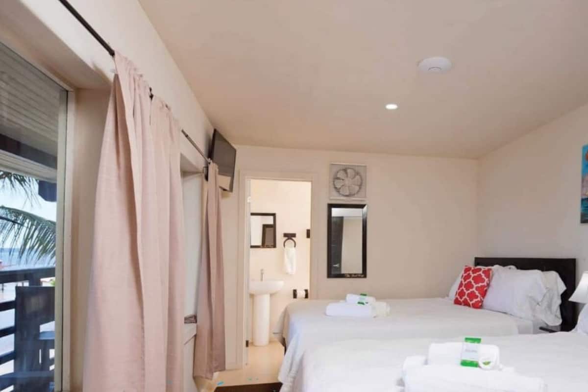 Habitación doble estándar, 2 camas Queen size, para no fumadores, vista al mar | Sábanas de algodón egipcio y ropa de cama de alta calidad