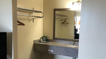 Combined shower/bathtub, towels