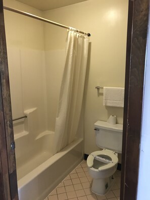 Combined shower/tub, towels