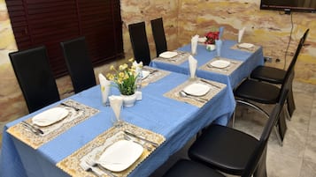 Tägliches inbegriffenes kontinentales Frühstück