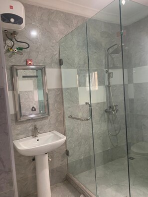 Suite | Bathroom | Combined shower/tub, towels, soap, toilet paper - Mountain Top Lodge (Lagos)