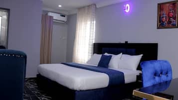 Standaard kamer | Een bureau, een laptopwerkplek, verduisterende gordijnen, gratis wifi