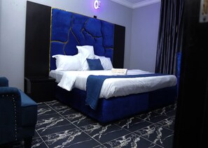 1 ห้องนอน, โต๊ะทำงาน, พื้นที่ทำงานแบบใช้แล็ปท็อป, ผ้าม่านกันแสง