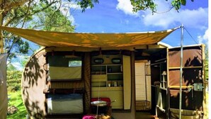 A compact RV with a covered sleeping area, a small kitchenette, and a storage compartment. - IDESTINOS ROLLING HOUSE - PALOMINO (Palomino)