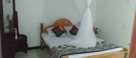 5 bedrooms, iron/ironing board, WiFi, bed sheets
