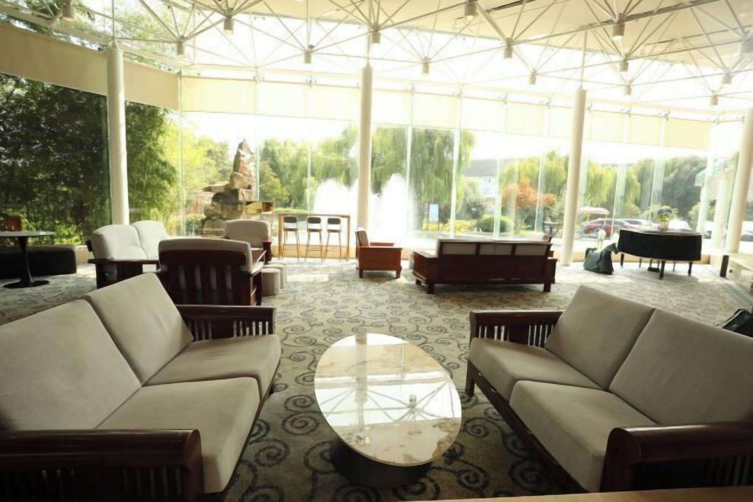 Lobby-lounge
