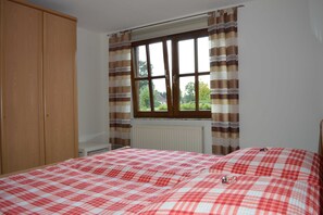 3 bedrooms, iron/ironing board, WiFi, bed sheets