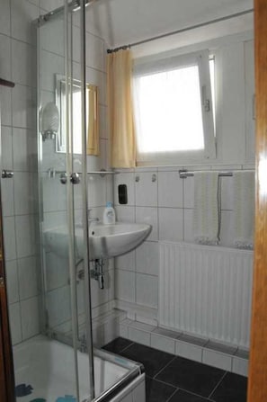 Douche, sĂšche-cheveux, serviettes fournies, papier toilette