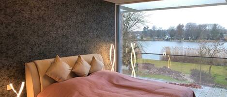 3 bedrooms, desk, WiFi, bed sheets