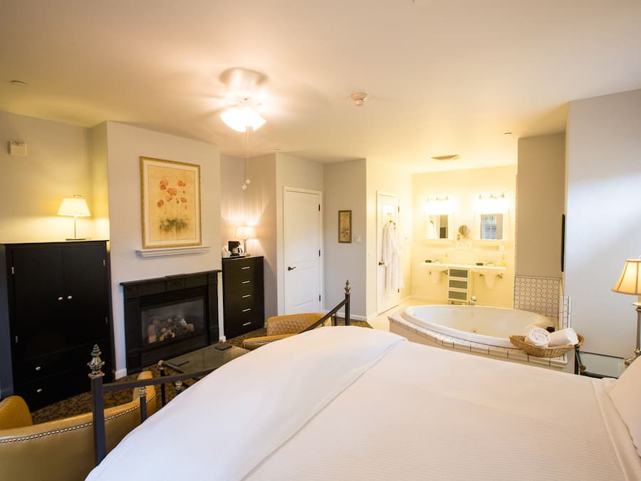 Deluxe Room, 1 King Bed, Non Smoking | Individually decorated, individually furnished, iron/ironing board