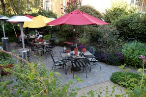 Signature Room, 1 Queen Bed, Non Smoking, Garden View | Terrace/patio