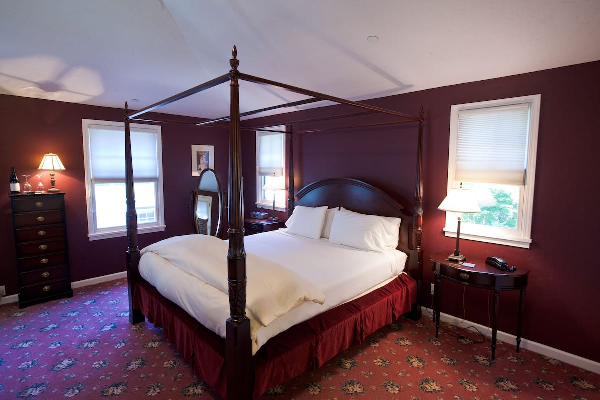 Honeymoon Room, 1 King Bed, Non Smoking | Iron/ironing board, WiFi (free), individually decorated