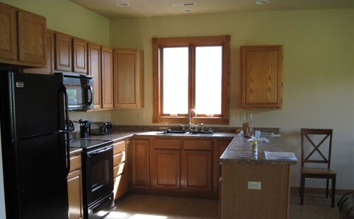 Gardiner Cabin by Yellowstone Park / Dates Open