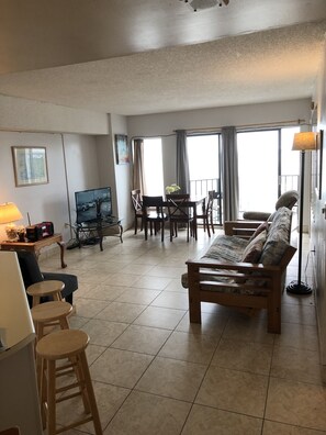 Een smart-tv, een dvd-speler en een stereo