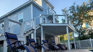 Ein Poolbereich mit Liegestühlen und einer überdachten Terrasse.