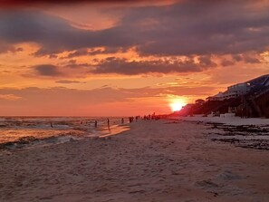 Beach nearby, sun loungers, beach towels