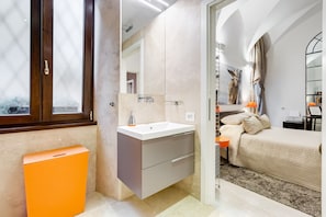 2 bedrooms, desk, iron/ironing board, WiFi - Stunning Apartment With Private Garden (Roma)