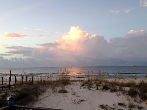 Sulla spiaggia, lettini da mare