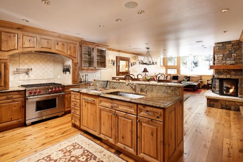 Pet Friendly & Luxurious 3 bedroom Aspen Condo