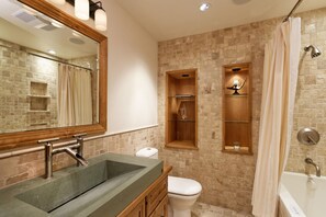 Combined shower/bathtub, jetted bath, towels, soap