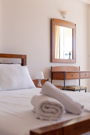 Habitación estándar con 1 cama matrimonial o 2 individuales | Caja de seguridad en la habitación, insonorización y cunas gratuitas 