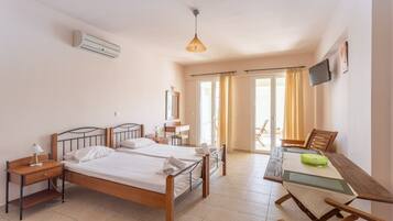 Habitación estándar con 1 cama matrimonial o 2 individuales | Caja de seguridad en la habitación, insonorización y cunas gratuitas