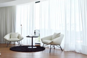 Deluxe tweepersoonskamer | Woonkamer | Een 42-inch smart-tv met kabelzenders, televisie en Netflix