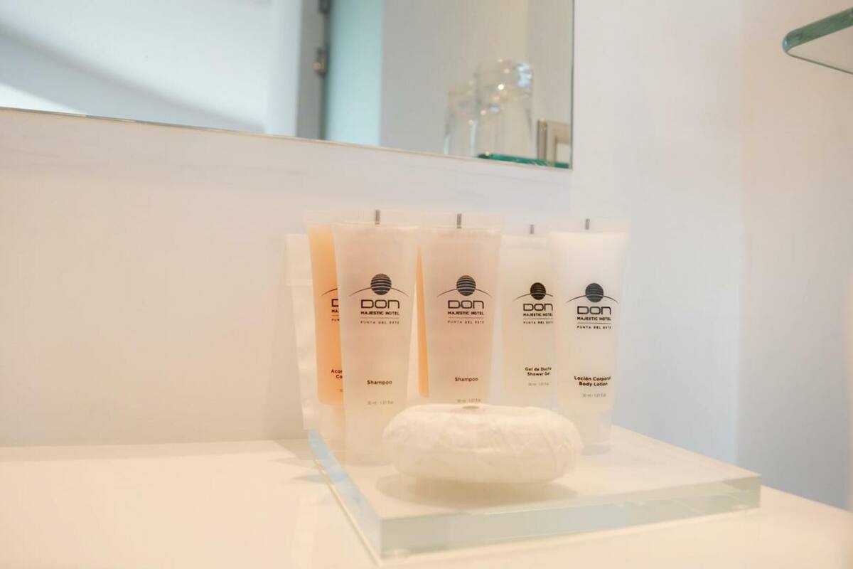 shower, rainfall showerhead, free toiletries, hair dryer