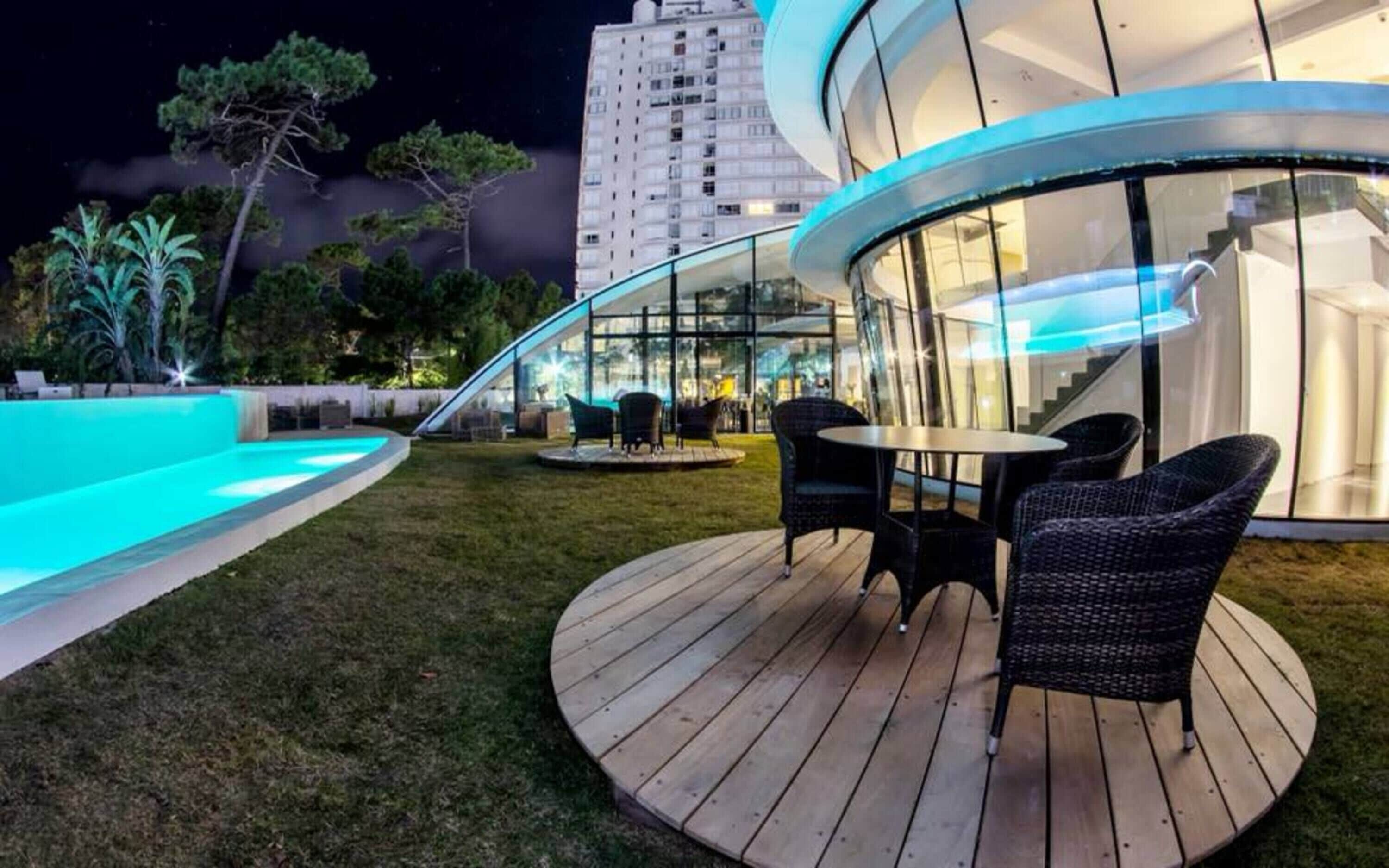 Se sirven desayunos, almuerzos y cenas; cocina internacional