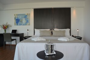 Luxe beddengoed, een minibar, een kluis op de kamer, een bureau
