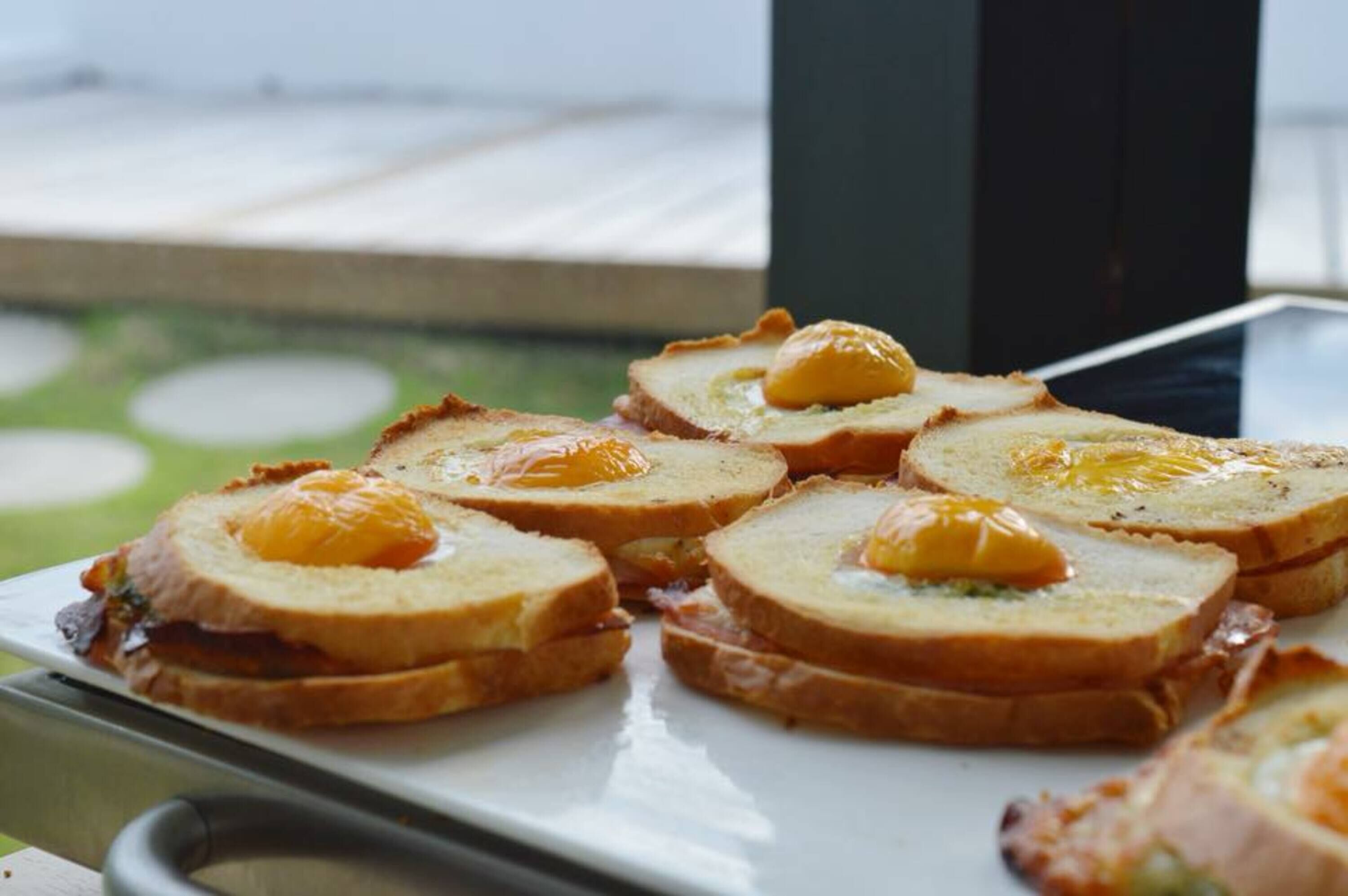 Une assiette blanche sur laquelle on a disposé des tranches de pain grillé et des œufs.